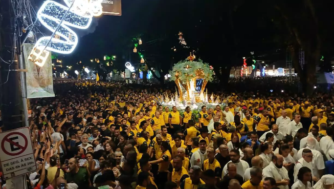 Berlinda de Nazaré iluminada e cercada por um mar de gente devota à padroeira dos paraenses nesta noite de sábado (11)